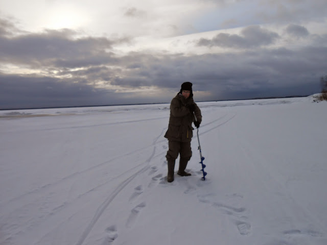 Бурю лунку для рыбалки на озере Иртяш