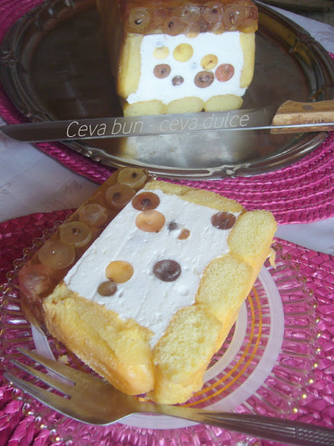 Tort cu crema de iaurt si struguri