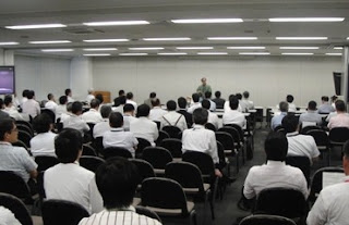 講演会講師・三遊亭楽春のカスタマーサービス講演会の風景。 講演会講師・三遊亭楽春のカスタマーサービス講演会の風景。