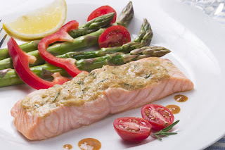 salmon with a side of asparagus, red peppers and cherry tomatoes