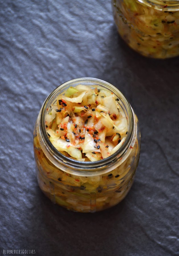 BOTE CRISTAL CON KIMCHI ABIERTO, FONDO PIZARRA NEGRO