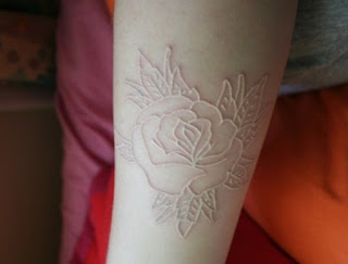tatuajes de tinta blanca, tatuajes ultravioleta, tatuajes blacklight, tatuajes de mujeres tatuajes de tinta blanca, tatuajes ultravioleta, tatuajes blacklight, tatuajes de mujeres