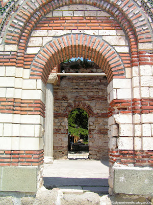 На развалинах церкви Св. Иоанна Алитургетоса в Несебре, Болгария