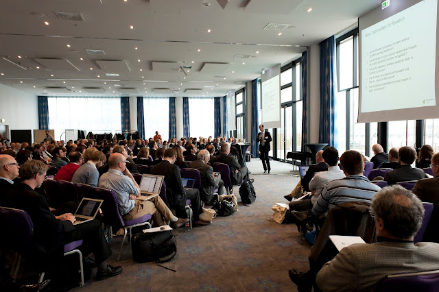 Ein Foto zeigt die Eröffnungskonferenz des Instituts (Berliner Symposium für Internet und Gesellschaft), Oktober 2011