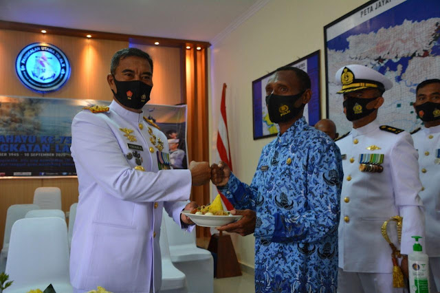 Yeheskiel Katiandagho dan Prajurit Lantamal X Ikuti Upacara Peringatan HUT ke 75 TNI-AL secara Virtual Yeheskiel Katiandagho dan Prajurit Lantamal X Ikuti Upacara Peringatan HUT ke 75 TNI-AL secara Virtual