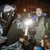 Policía de Ucrania dispersa a palos a manifestantes