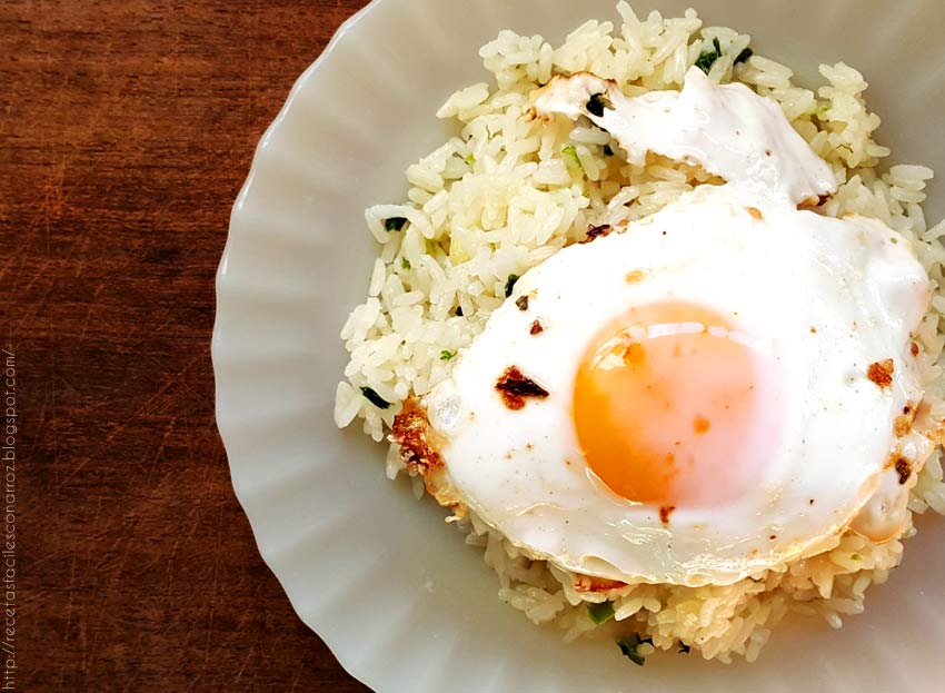 arroz con huevo frito