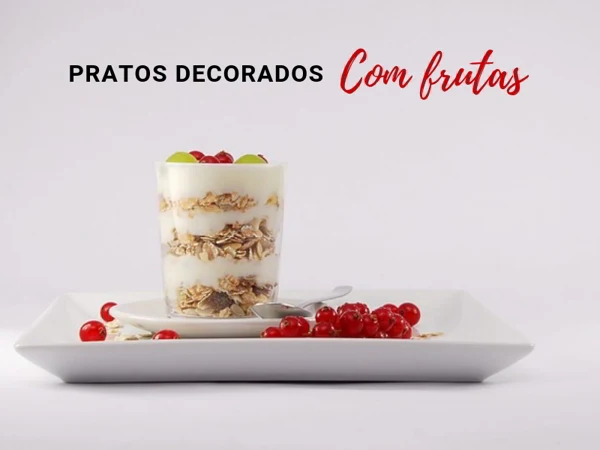 iogurte decorado com frutas