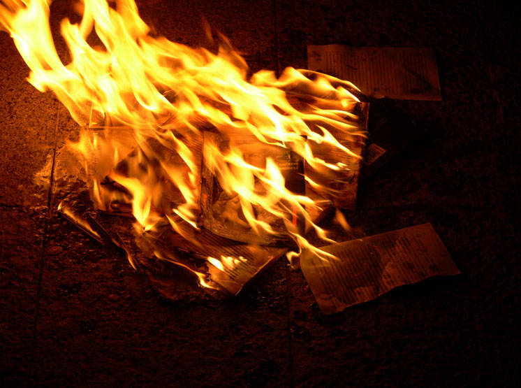 жгут бумагу. сжигание бумаги. горящие пи. бумага горит. бумага горит.