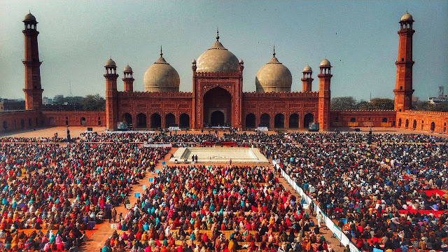 BADSHAHI MOSQUE FACT AND HISTORY BADSHAHI MOSQUE FACT AND HISTORY