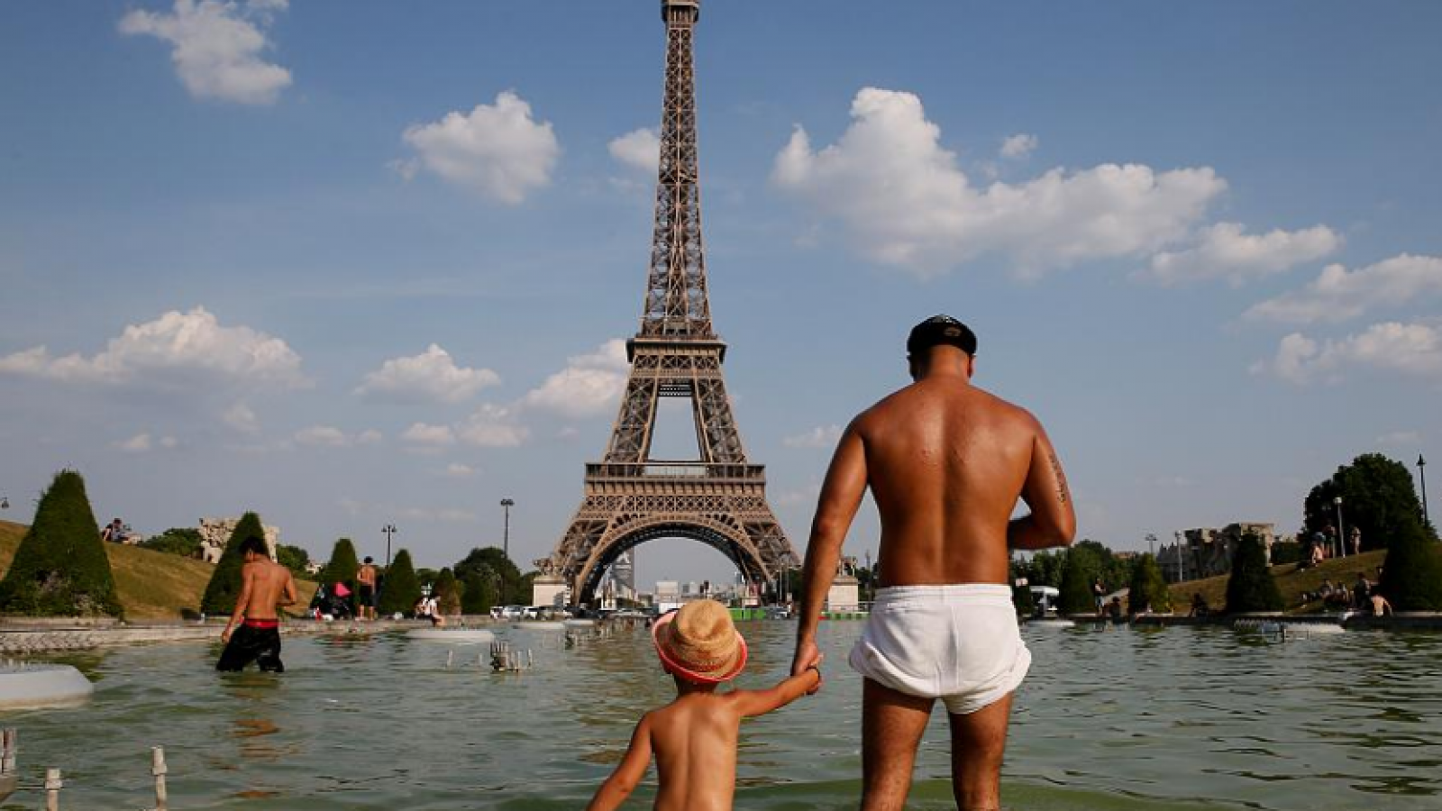 Назови самую жаркую страну. Париж 2003 год аномальная жара. Лето во Франции. Париж летом жара. Жаркое лето в Европе.