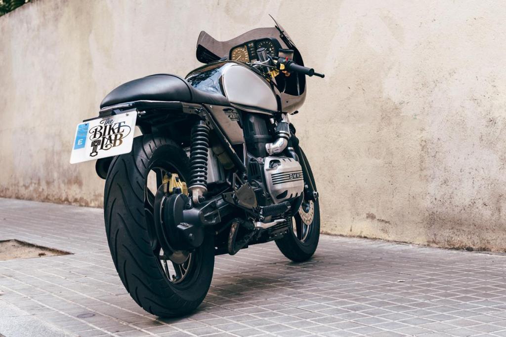 Байкер на мотоцикле BMW k100