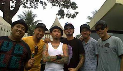 Biografi Shaggydog Biografi Shaggydog Shaggydog adalah sebuah band Indonesia yang dibentuk pada 1 Juni 1997 di Jogjakarta. Band ini beranggotakan Heru (vokal), Richard (gitaris), Reymond (lead gitar), Bandizt (bass), Lilik (keyboard), dan Yoyok (drum). Yang unik adalah ke-enam personilnya berprofesi sebagai bartender. Aliran musik yang mereka usung adalah perpaduan beberapa unsur, seperti ska, reggae, jazz, swing, dan rock and roll. Beberapa band yang mempengaruhi gaya bermusik mereka adalah Cherry Poppin Daddies, Hepcat, Bob Marley, Song Beach Dub Allstars, dan beberapa band lainnya. Mereka memulai karirnya dengan melakukan beberapa show sebelum akhirnya menelurkan album yang berjudul Shaggydod secara indie. Secara mengejutkan penjualan album ini ini mencapai 20.000 kopi. Album kedua mereka pun masih dirilis secara indie pada 2001, yang bertitel Bersama. Album kedua ini benar-benar dihasilkan dengan susah payah, namun menghasilkan kesuksesan yang cukup tinggi. Karena ketenaran mereka di dunia rekaman indie, akhirnya pada album ketiga yang berjudul Hot Dogz dirilis di bawah naungan EMI Indonesia pada 2003. Tidak hanya di Indonesia, Shaggydog juga sempat diminta oleh perusahaan rekaman di Jepang untuk mengisi kompilasi album Asian Ska Foundation yang digawangi oleh band-band ska se-Asia. Album ini beredar di Jepang, dan Shaggydog mengisi