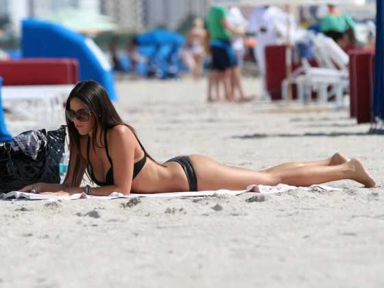 Sunny Days Claudia Romani “black Thong Bikini” Sunbathe On Miami Beach