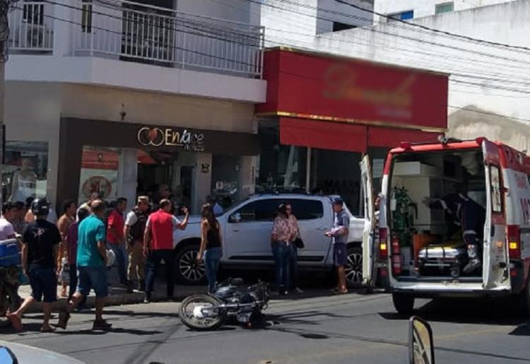 Mulher perde controle de veículo e atropela três pessoas em Brumado