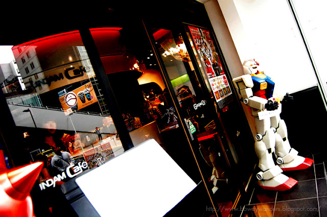 bowdywanders.com Singapore Travel Blog Philippines Photo :: Japan :: Give a Free Reign to the Gundam Cafe, Tokyo