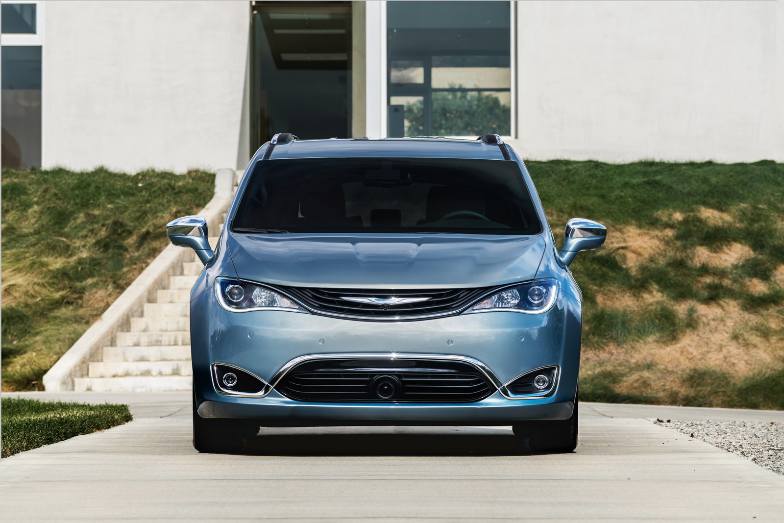 is-chrysler-bringing-an-all-electric-pacifica-to-the-2017-ces-types-cars