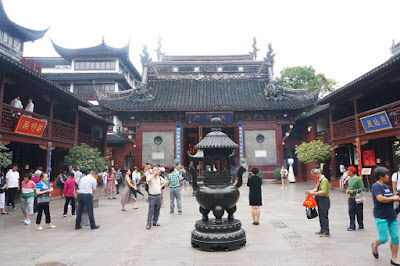歷史悠久的上海城隍廟，是上海道教正一派主要道觀之一。雕刻細膩的外觀、懷舊古風的老建築，氣派宏偉又飽含經典雅致！需要門票。