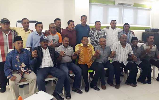 Balon Wagub MRT Dapat Dukungan Lima Negeri Bersaudara Ambon, Malukupost.com - Bertekad untuk maju dalam pertarungan politik Maluku tahun 2018 nanti, bakal calon Wakil Gubernur Maluku, Mozes Rudy Frans Timisela kembali mendapat dukungan dari lima negeri Bersaudara yakni Negeri Wassu, Tehua, Haya, Hatu dan Waisamu yang secara resmi mendeklarasikan dukungan mereka melalui Raja-Raja serta Tokoh Agama yang berkesempatan hadir mewakili seluruh komponen masyarakat di Ambon, Selasa (15/8). Raja Wassu, Richard P Timisela mengatakan. keinginan MRT sapaan akrab Mozes Timisela untuk membangun daerah ini patut diapresiasi. Ditambah lagi MRT adalah salah satu putra terbaik Negeri Wassu ini telah mendapat persetujuan Partai Golongan Karya (Golkar) sebagai salah satu Bakal Calon Wakil Gubernur Maluku.