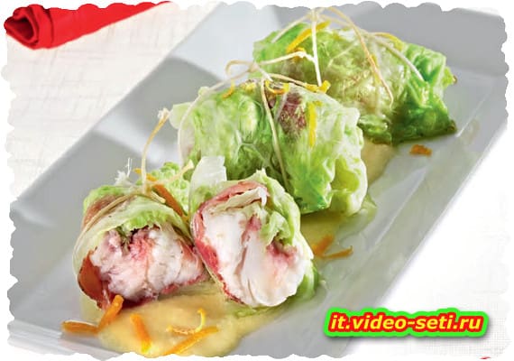 Involtini di verza con cuore di coda di rospo allo speck su salsa all’arancia Involtini di verza con cuore di coda di rospo allo speck su salsa all’arancia