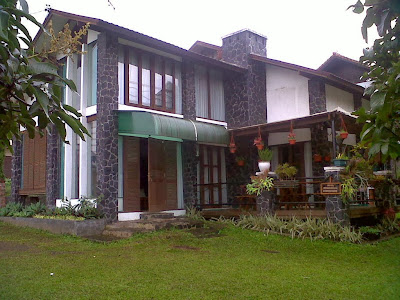https://www.sewavilladilembangbandung.net/2013/12/villa-istana-bunga-lembang-di-sewakan.html