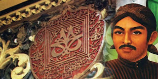 Kisah Sunan Kalijaga  Tokoh yang satu ini sangat kontroversial pada zamannya, ia seorang anak dari Adipati Tuban yaitu Aria Wilatikta, ia di usir oleh ayahnya sendiri karena mencoba menentang gaya kepemimpinan ayahnya yang tidak berpihak ke pada rakyat. Bernama asli raden said atau joko said, sedangkan nama kalijaga banyak yang mengatakan di ambil dari nama sungai yang sering di kunjunginya yaitu kali jaga, namun aja juga yang mengatakan kalijaga adalah serapan dari bahasa arab yaitu Qodli Zaka, yang artinya penghulu suci atau hakim suci.  Sunan Kalijaga atau Sunan Kalijogo adalah seorang tokoh Wali Songo yang sangat lekat dengan Muslim di  Pulau Jawa, karena kemampuannya memasukkan pengaruh Islam ke dalam tradisi Jawa. Makamnya berada di  Kadilangu, Demak.  Masa hidup Sunan Kalijaga diperkirakan mencapai lebih dari 100 tahun. Dengan demikian ia mengalami masa  akhir kekuasaan Majapahit (berakhir 1478), Kesultanan Demak, Kesultanan Cirebon dan Banten, bahkan juga  Kerajaan Pajang yang lahir pada 1546 serta awal kehadiran Kerajaan Mataram dibawah pimpinan Panembahan  Senopati. Ia ikut pula merancang pembangunan Masjid Agung Cirebon dan Masjid Agung Demak. Tiang "tatal"  (pecahan kayu) yang merupakan salah satu dari tiang utama masjid adalah kreasi Sunan Kalijaga.                                                  Sunan Kalijaga diperkirakan