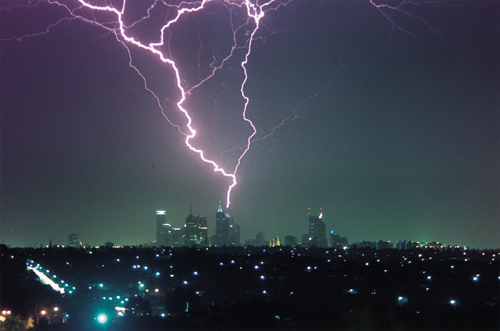 Rare phenomenon "thunderstorm asthma” claims 6 lives in Australia  96janx