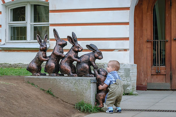 #6 Kid Helps Bunny Climb Sculpture - 12 Kids Who’ll Restore Your Faith In Humanity #6 Kid Helps Bunny Climb Sculpture - 12 Kids Who’ll Restore Your Faith In Humanity