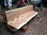 Bancos hechos con troncos de madera 