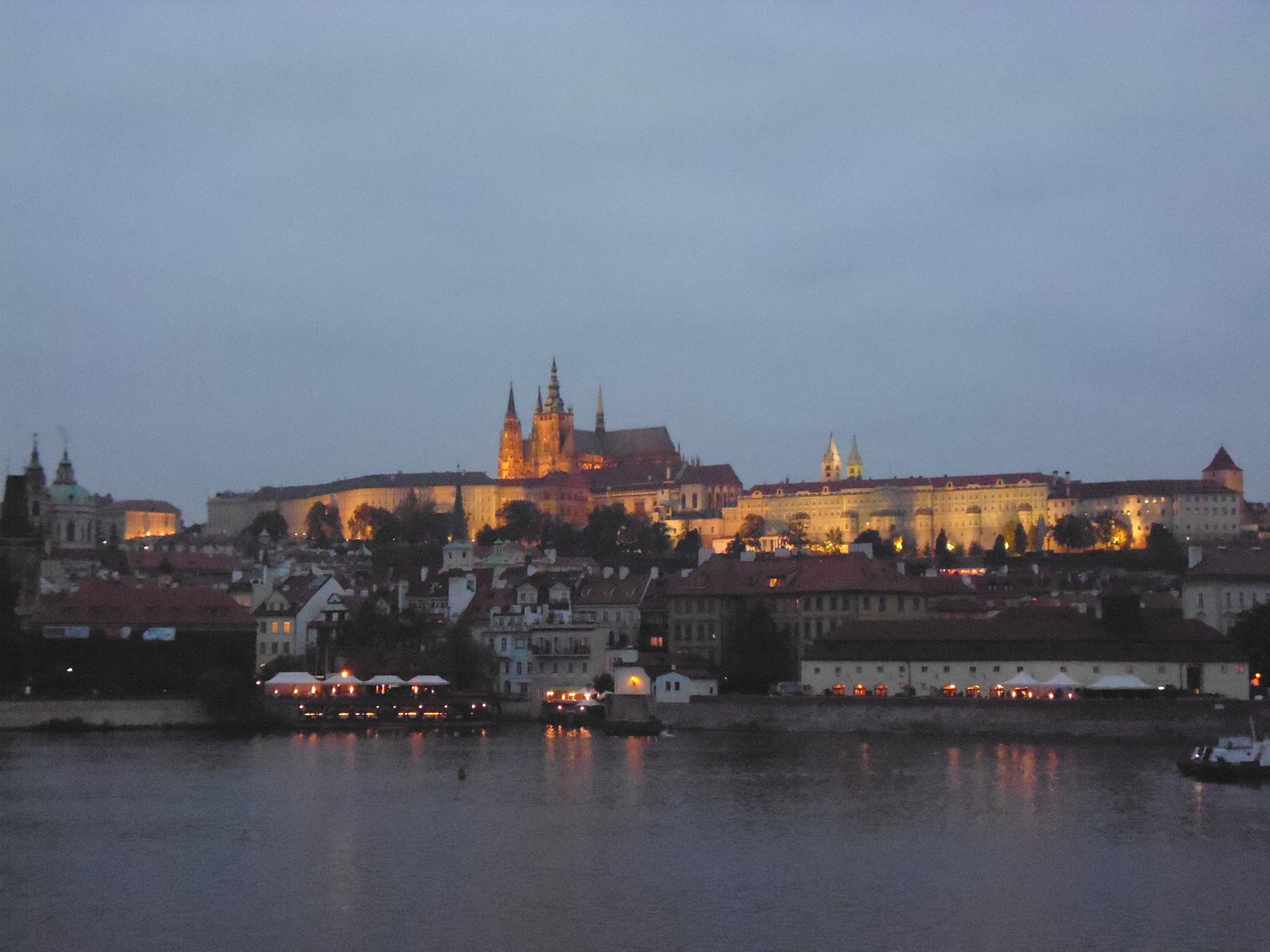 Cae la noche en Praga...el corazón inquieto de la Europa Central (@mibaulviajero)