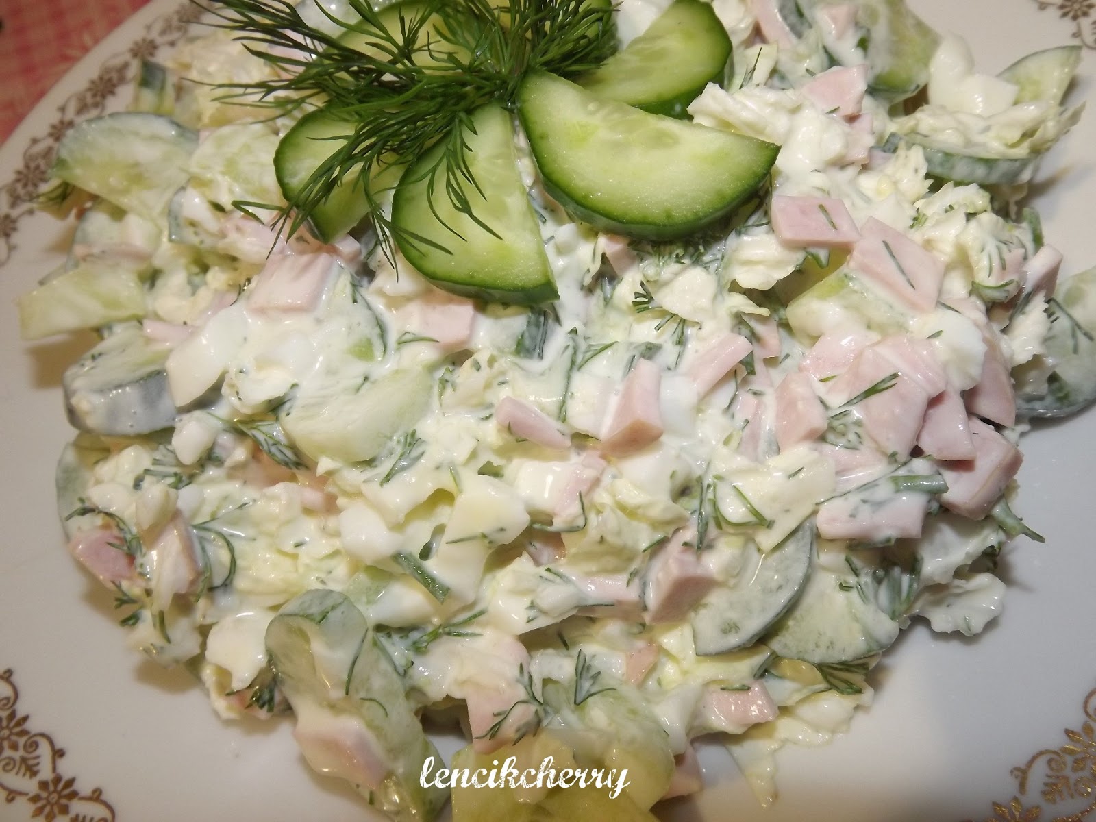 салат с ветчиной и огурцом. салат с ветчиной и сыром. салат с ветчиной капустой и огурцом. пекинский салат. пекинская капуста с кукурузой и огурцами.