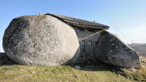 rumah unik dari batu
