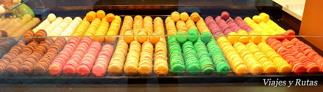Escaparate con macarons Macarons de una pastelería de Brive la Gaillarde