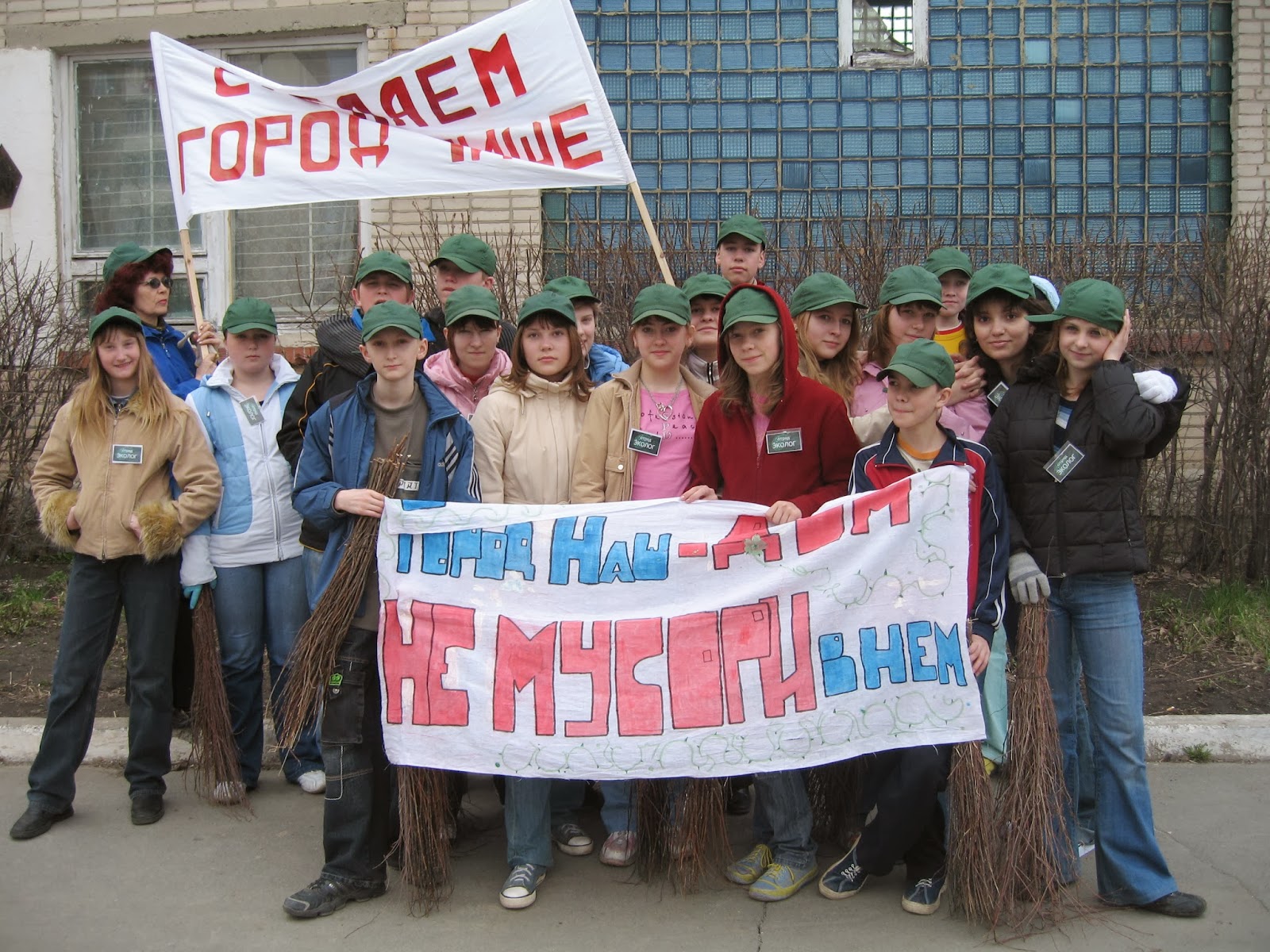 Публичные акции. Толпа людей митинг. Акции непубличного акционерного общества распространяются. Публичные акции. Публичные акции.