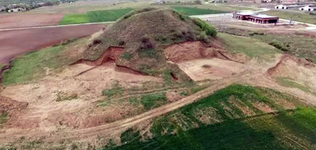 Bulgarian archaeologists excavate large 3rd century Roman burial mound near Plovdiv Bulgarian archaeologists excavate large 3rd century Roman burial mound near Plovdiv