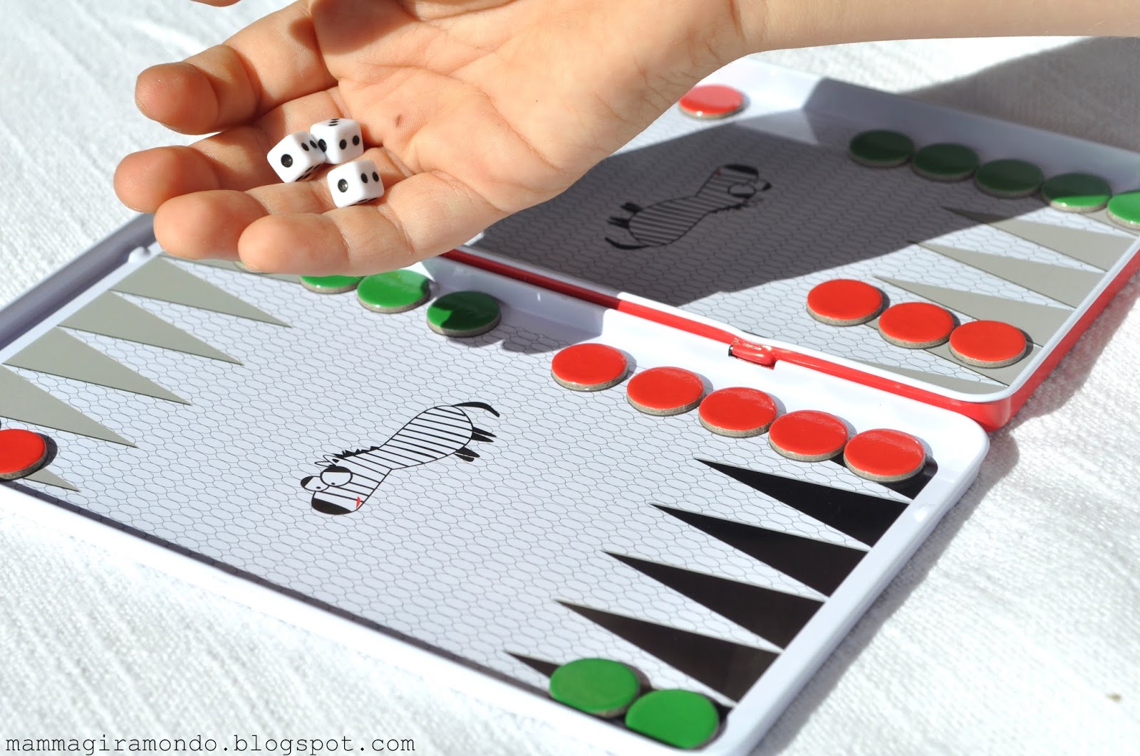 Il Backgammon e altri giochi magnetici da viaggio per bambini