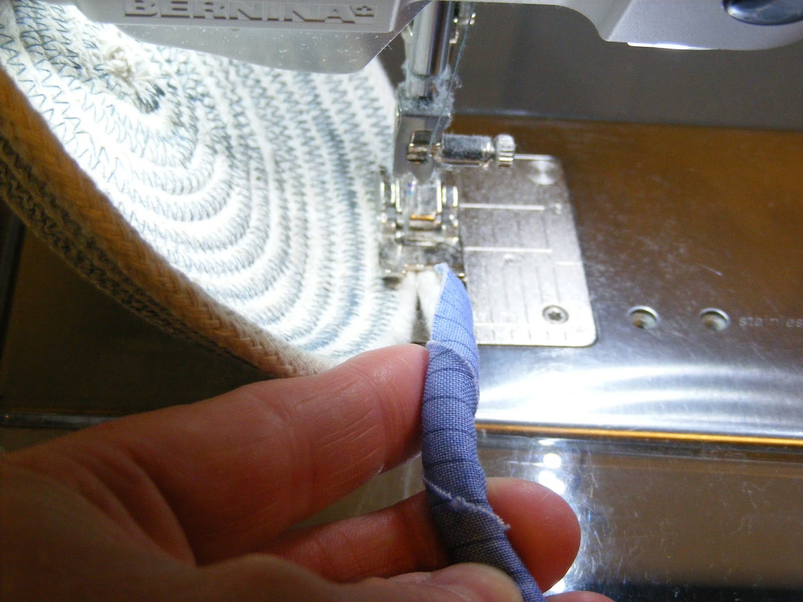 TIA CURTIS QUILTS: Rope Baskets are addictive - a little tutorial for you