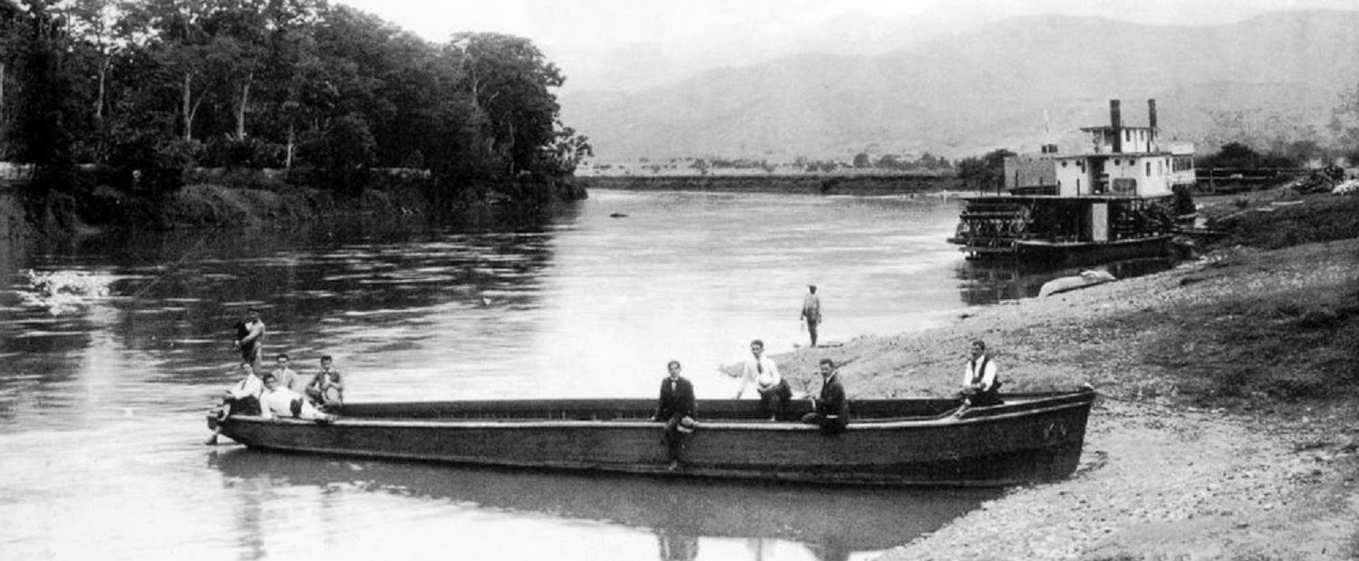 Canoa y buque a vapor en el rio Cauca