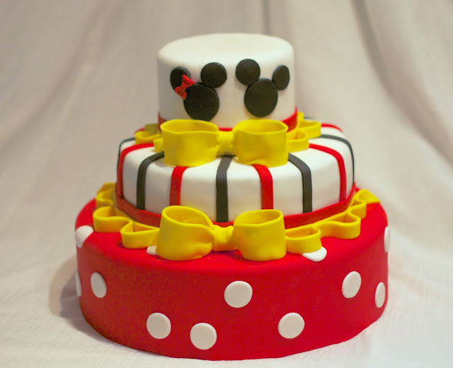 Cake decorated with fondant on the theme Minnie and Mickey