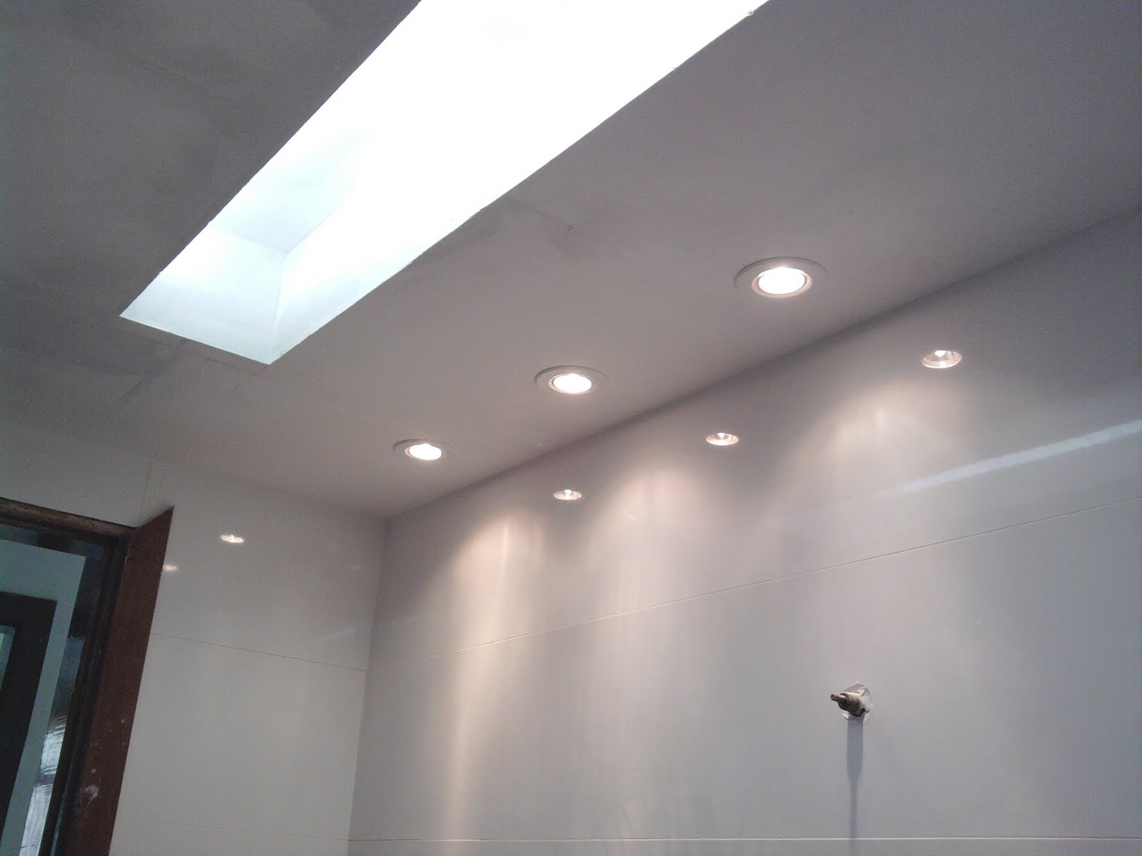 REFORMA e DECORAÇÃO NOSSO PEQUENO AP Iluminação do banheiro (gesso)