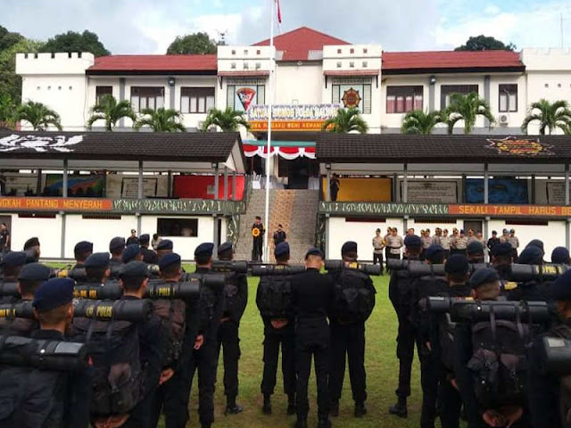 Andap Budhi Revianto Lepas Personel Pengaman Pemilukada di Maluku Andap Budhi Revianto Lepas Personel Pengaman Pemilukada di Maluku