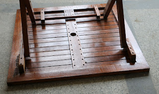 Reattaching the legs to the balcony table Reattaching the legs to the balcony table