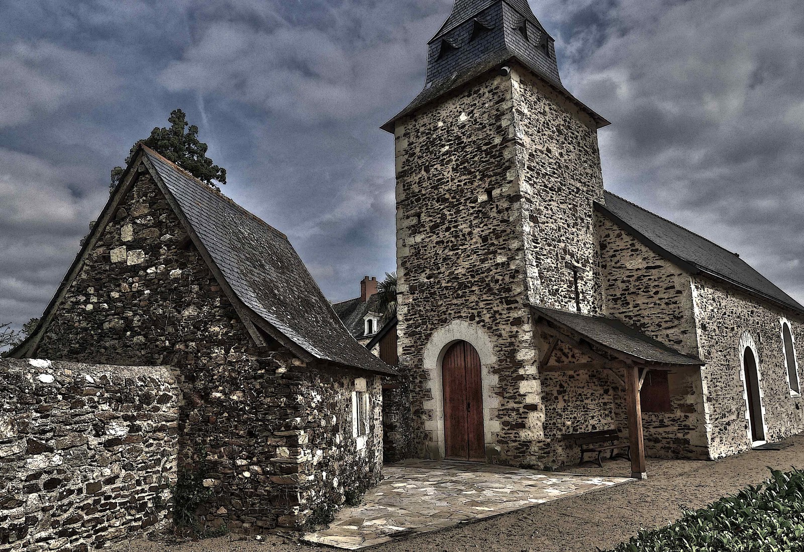 Vivre à Angers L'église de Saint Jean de Linières