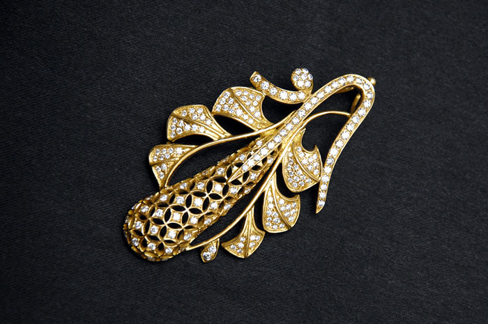 hairstyle coiging: Diamond pendants from Vasundhara Online Jewellery