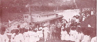 Washington Luiz chegando a Xiririca (“A Vida Moderna”, nº 415, de 29-9-1921). Washington Luiz chegando a Xiririca (“A Vida Moderna”, nº 415, de 29-9-1921).