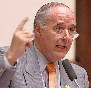 Víctor Andrés García Belaúnde Foto de Víctor Andrés García Belaúnde tomando la palabra