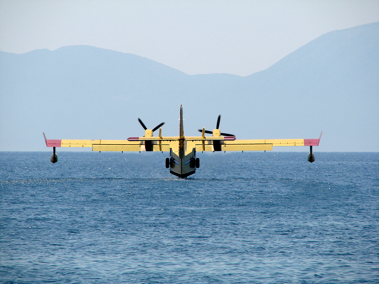 Canadair_CL-415_Filling.jpg