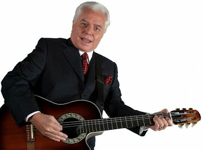 Enrique Guzmán Foto de Enrique Guzmán con su guitarra