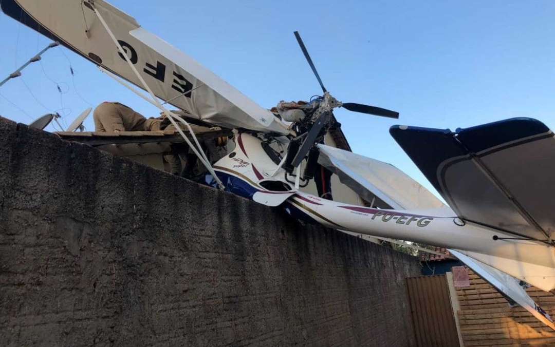 Avião cai em área residencial, mata bebê e deixa 2 feridos em Goiânia