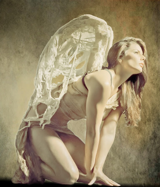 Imagen de una mujer ángel con las alas rotas.